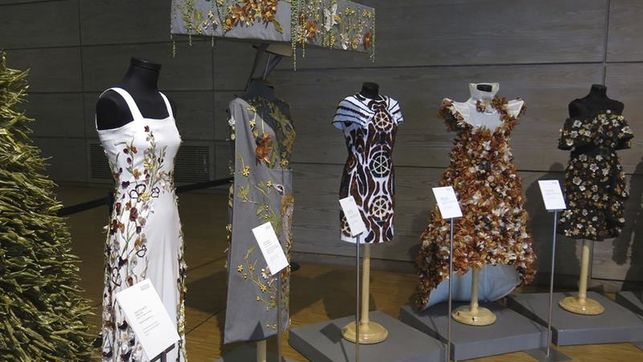 Un conjunto de 16 trajes confeccionados con vegetales de la huerta riojana de Calahorra dan vida a "Verduras de moda.  /  Foto: EFE