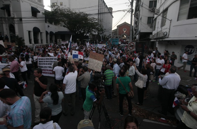 Para los ciudadanos que no están dejándose influenciar por la campaña de ciertos sectores afiliados a intereses económicos, y que cuando se manifiestan contra la corrupción, exigen al Ministerio Público que la investigación de Odebrecht abarque a los 3 últimos gobiernos, y sin justicia selectiva.