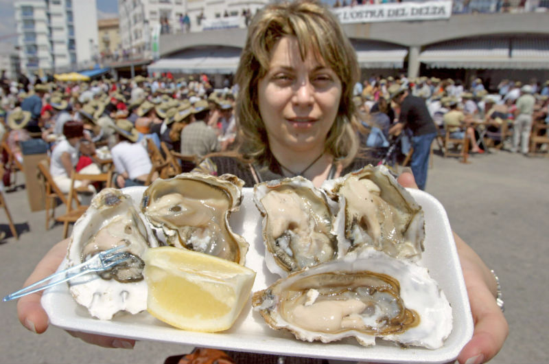 Una joven ofrece una bandeja con ostras, habitualmente un alimento que suele decirse que tiene un efecto afrodisíaco, sin una base científica. EFE/Jaume Sellart