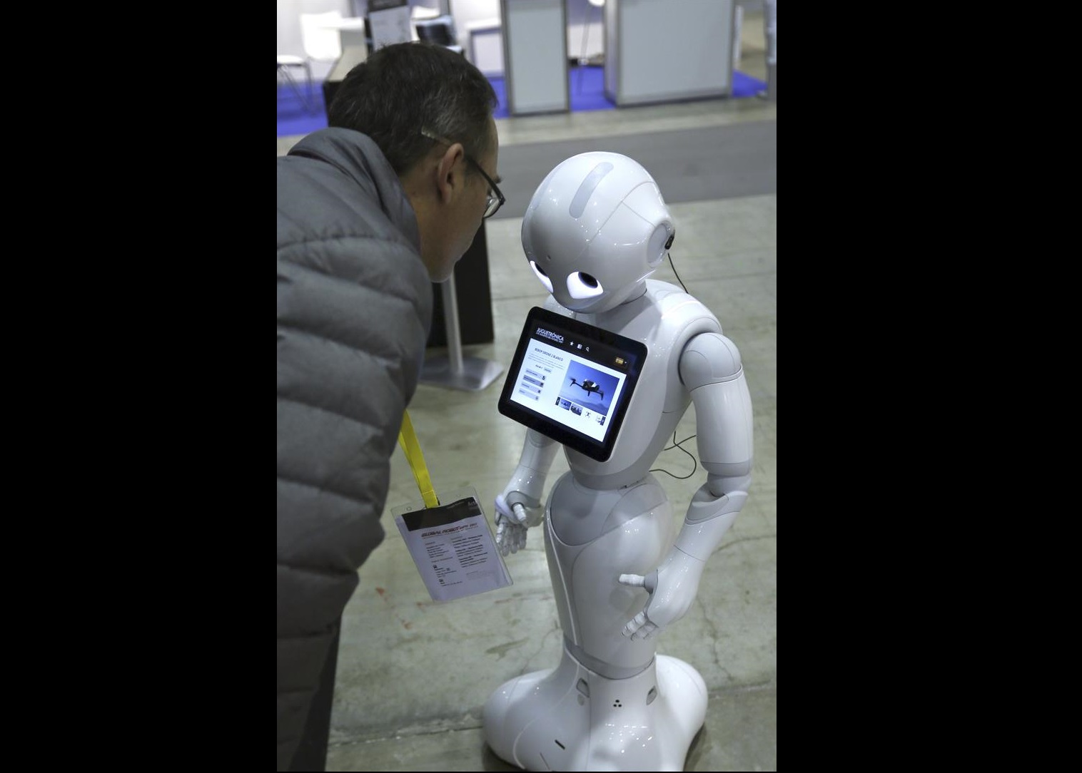 Un hombre visita la II feria Global Robot Expo que se celebra entre en la Casa de Campo de Madrid. /  Foto: EFE