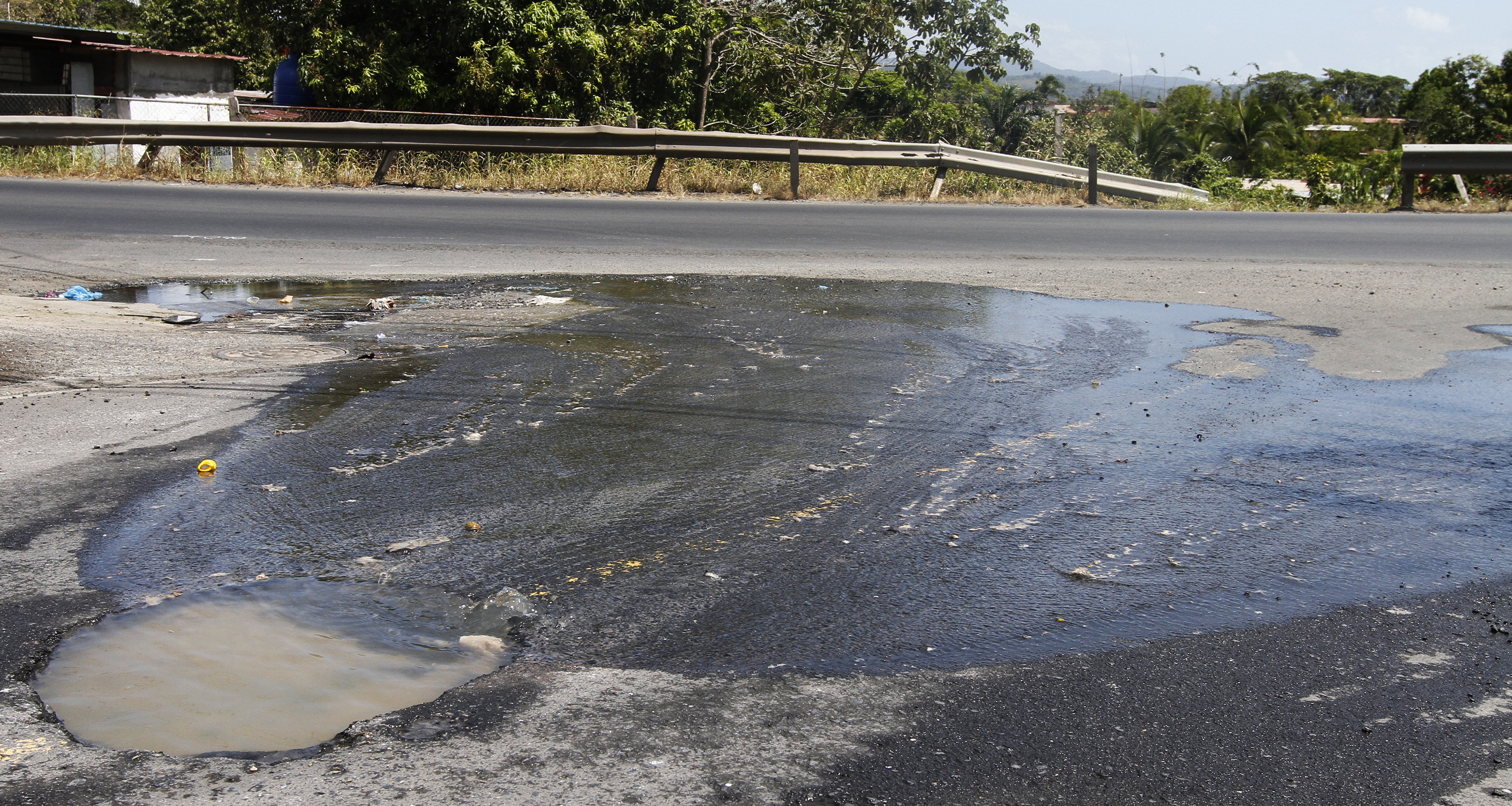 A pesar de la denuncia, nadie repara la ruptura.  /  Foto: Edwards Santos