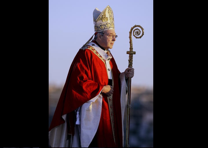 En la imagen el cardenal George Pell, quien declaró en vistas previas sobre cómo las autoridades eclesiásticas respondieron a las acusaciones de abusos a menores durante su época en el país.  /  Foto: AP