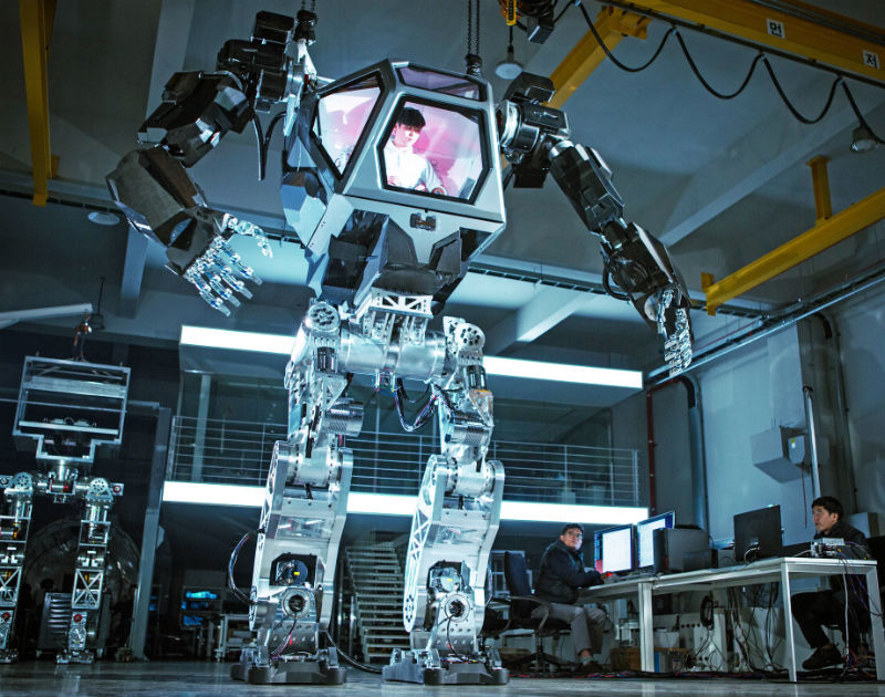 Un operario manejando el prototipo Method-1.Foto cedida por Vitaly Bulgarov.  /  Foto: EFE