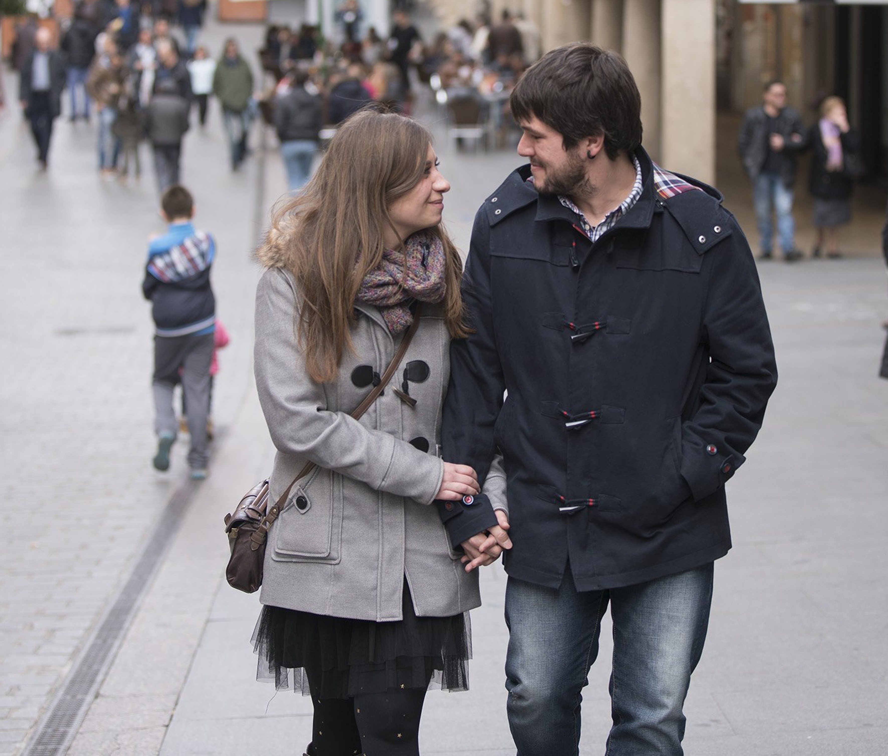 Es importante validar a nuestra pareja, es decir hacer que se sienta valiosa, otorgando mayor estima a lo que es, tiene y muestra. En la imagen dos enamorados pasea por la ciudad española de  Teruel. /  Foto: EFE