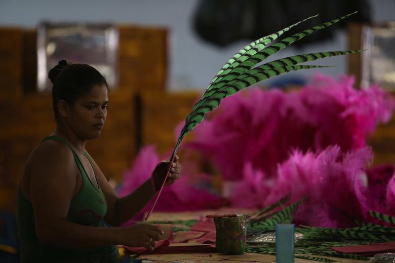 Un miembro de la escuela de samba Paraíso do Tuiuti, trabajando en el taller en la "Ciudad de la samba", inmenso recinto que alberga los talleres de las escuelas de samba "especiales" de Río de Janeiro (Brasil), las mejores del carnaval. EFE