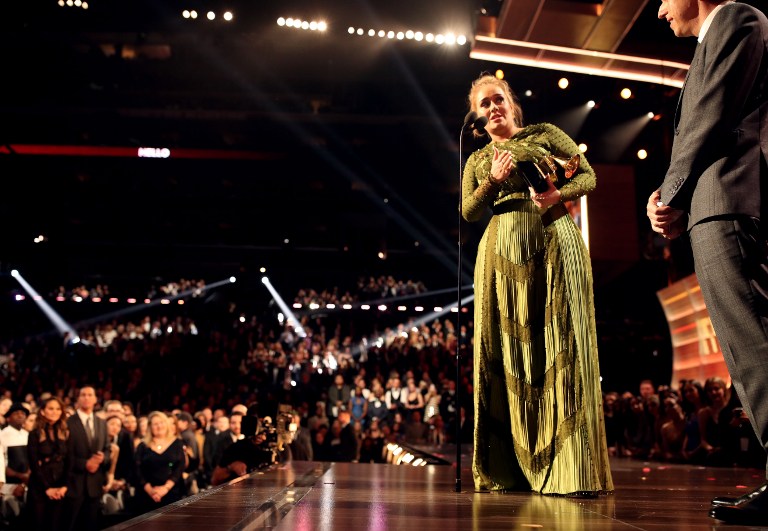 Adele es la única artista que ha lograrlo esta hazaña y suma en total 15 estatuillas.  /  Foto: AFP