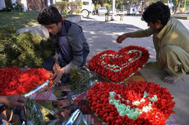 Pese a la prohibición, algunos restaurantes de Islamabad siguen enviando mensajes y publicitando el Día de San Valentín. / Foto: AFP