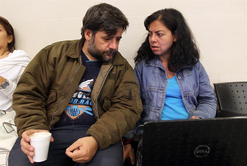 El español David de la Puente y su esposa, hablan hoy, martes 14 de febrero de 2017, en el aeropuerto internacional El Dorado en Bogotá (Colombia). EFE