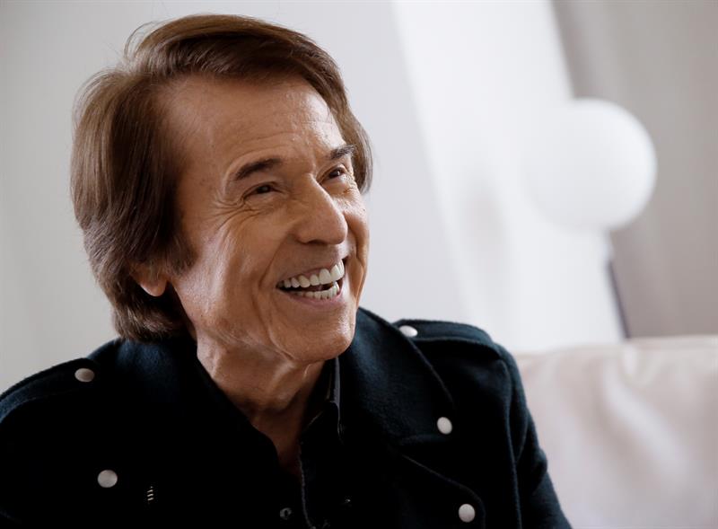 El cantante Raphael durante una entrevista con Efe sobre último disco, "Infinitos Bailes". EFE/Archivo
