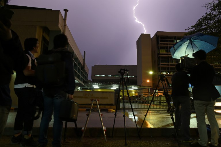 Periodistas acampan fuera del ala forense del Hospital Kuala Lumpur en la capital de Malasia, donde el cuerpo de un hombre norcoreano sospechado ser Kim Jong-Nam, Hermano del líder norcoreano Kim Jong-Un, está siendo detenido. / Foto: AFP