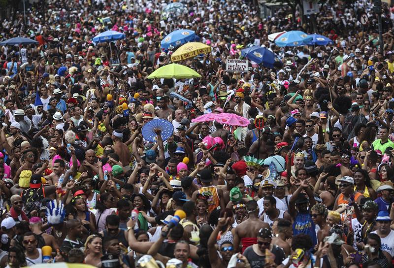 Millares de personas participan en la comparsa "Cordão do Bola Preta", una de las más grandes de mundo en Río de Janeiro (Brasil). EFE/Archivo