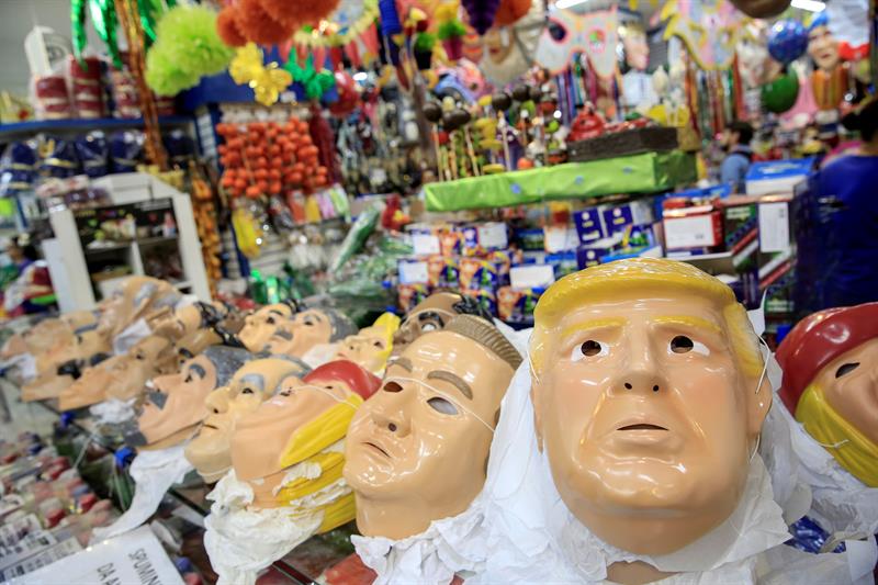 Máscaras del presidente de los Estados Unidos Donald Trump, en una tienda de disfraces en el centro de Sao Paulo (Brasil). EFE