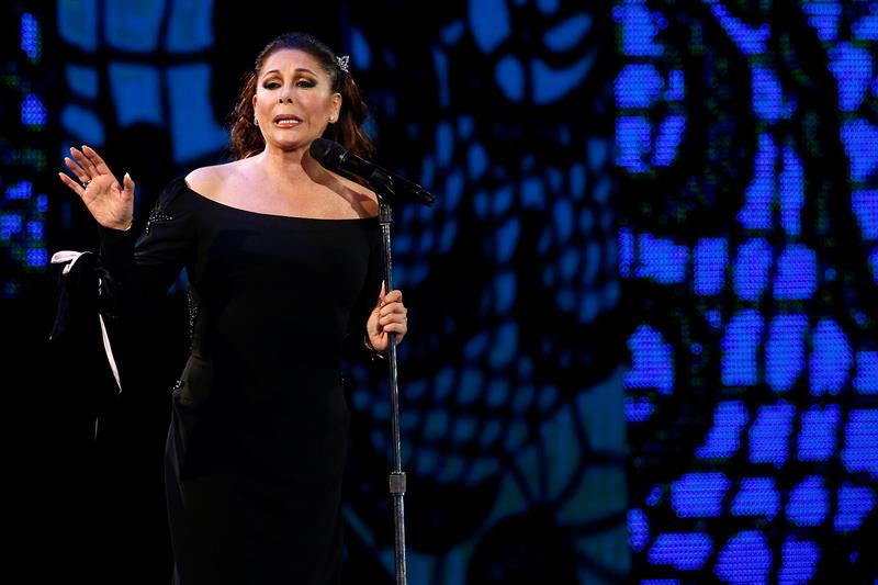 La estancia en prisión no le ha dejado secuelas visibles, en Isabel Pantoja, al menos en el escenario.  /  EFE