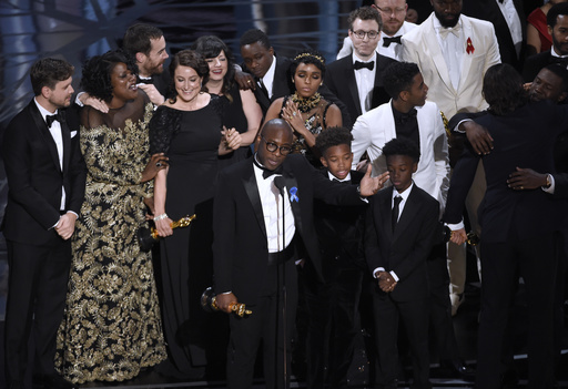 Barry Jenkins, foreground center, and the cast accept the award for best picture for "Moonlight" at the Oscars on Sunday.  /  Foto: AP