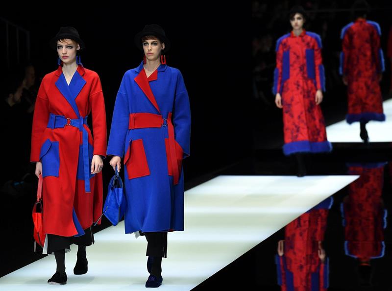 Modelos lucen creaciones del diseñador Giorgio Armani durante la Semana de la Moda de Milán (Italia). EFE