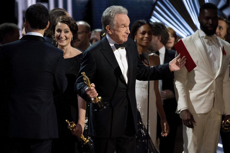 El actor Warren Beatty tras cometerse un error en el anuncio del premio a la mejor película durante la 89 edición de los Óscar en el Dolby Theatre en Hollywood, California (Estados Unidos) anoche. EFE