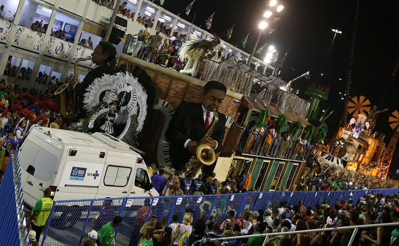 Equipo médico y de seguridad asisten a las personas lesionadas tras el accidente registrado al paso de una carroza de la escuela de samba Unidos de Tijuca, en el Carnaval de Río 2017. EFE