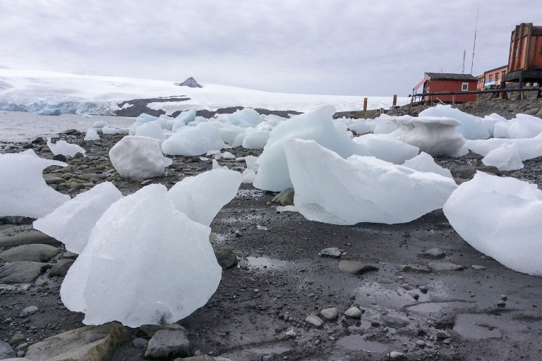 Los bloques de hielo descongelándose se ven en la base de Carlini, una base argentina permanente y una estación de investigación situada en la ensenada de Potter. /  AFP