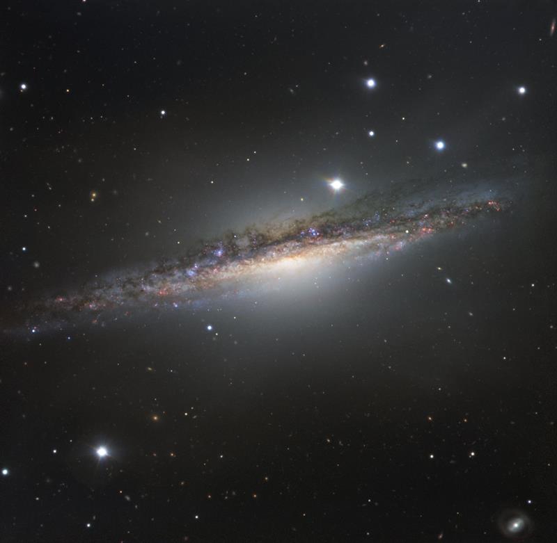 Fotografía facilitada por el Observatorio Europeo Austral (ESO), que muestra una imagen tomada con el telescopio de larga distancia de la galaxia NGC 1055 en la constelación de Cetus, conocida como el monstruo marino, hoy, 1 de marzo de 2017. EFE