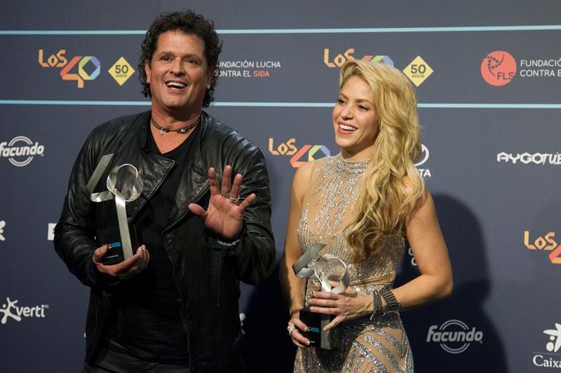 Los cantantes colombianos Shakira y Carlos Vives (i) posan con los galardones durante la gala de Los40 Music Awards celebrada en el Palau de Sant Jordi, en Barcelona. EFE/Archivo
