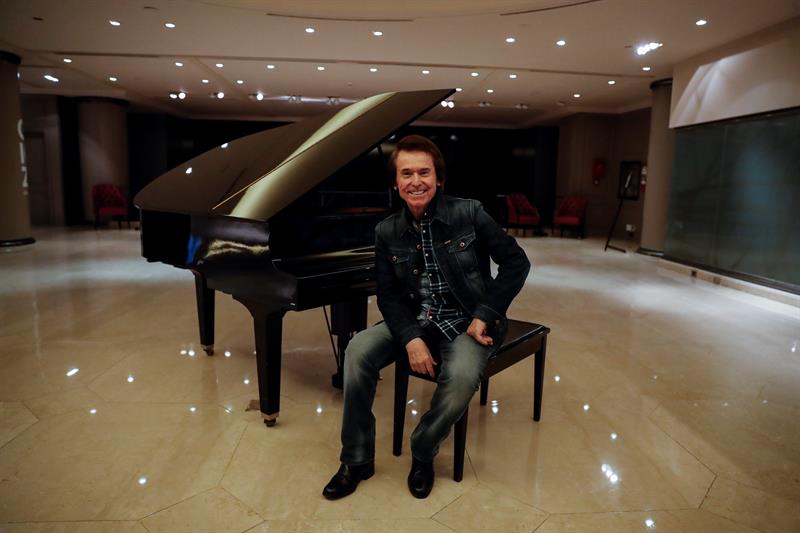 Fotografía del 6 de marzo de 2017 del cantante español Raphael durante una entrevista con Efe en un céntrico hotel de Buenos Aires (Argentina). EFE