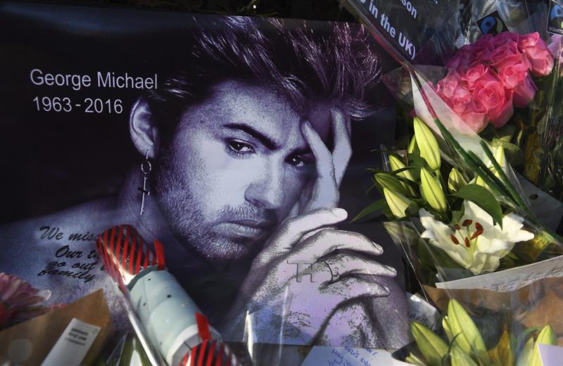 Flores y mensajes a las puertas de la residencia del cantante británico George Michael en Londres. EFE/Archivo