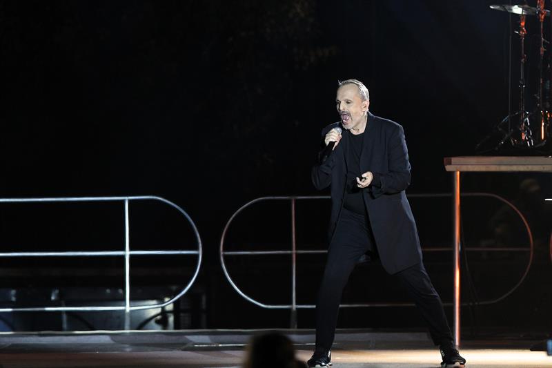 El cantante español Miguel Bose participa el 19 de febrero de 2017, durante su concierto parte de su gira "Estaré" en la explanada del Zócalo en Ciudad de México (México). EFE