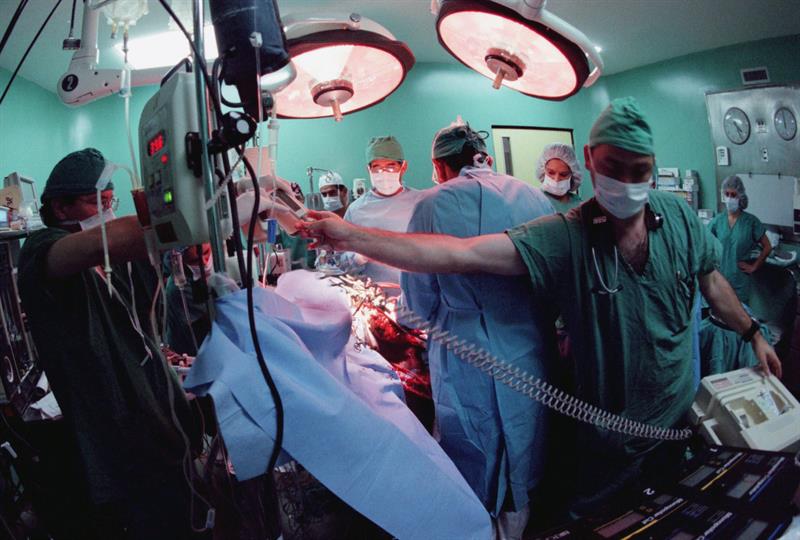 Imágenes de una intervención de trasplante de hígado. EFE/Archivo