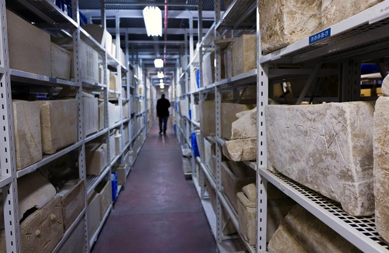 Vista parcial de algunas de las colecciones de ossarios de piedra que se guardan en el Almacén de Tesoros Nacionales, en Bet Shemesh, Israel. EF