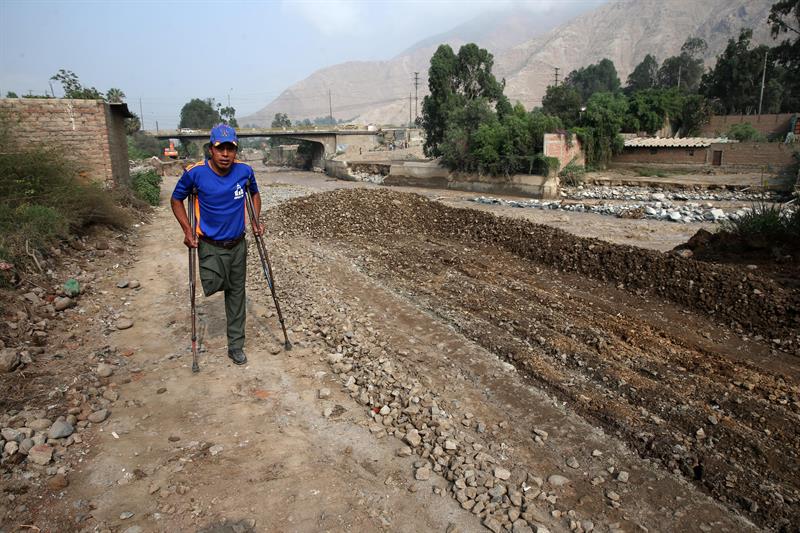 Un poblador damnificado por las inundaciones sale de su vivienda destruida por las lluviaseste 20 de marzo del 2017, en Lima (Perú). EFE