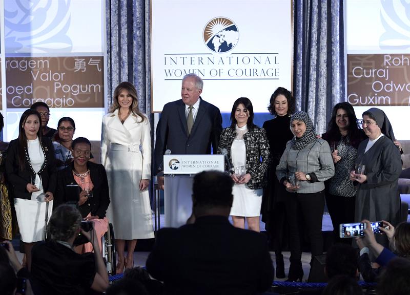 La primera dama, Melania Trump (3i), y el Subsecretario para Asuntos Políticos del Departamento de Estado, Thomas A. Shannon (c), asisten hoy, miércoles 29 de marzo de 2017, al evento "Mujeres Valientes" del Departamento de Estado, en Washington DC. EFE