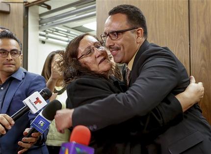Marco Contreras, de 41 años, abraza a su madre, María Contreras, mientras sus abogados aplauden después de una audiencia en una corte de Los Ángeles durante la cual fue declarado inocente.  /  Foto: AP