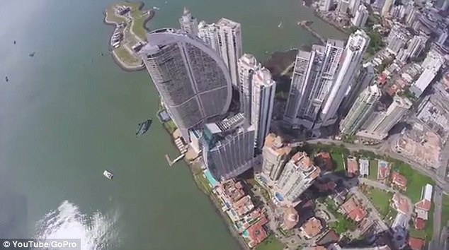Un joven con su traje alado cruza el cielo panameño, con edificios y caminos abajo.  /  Foto: YouTube GoPro