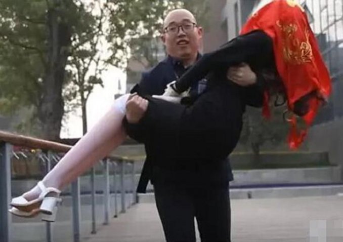 El informático Zheng Jiajia con Yingying, su novia robot. / R.