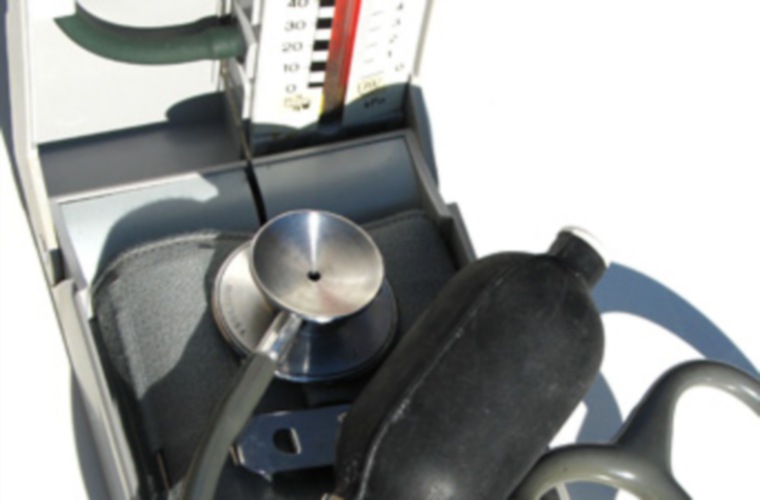 Presión arterial es la fuerza o presión que hace la sangre sobre las paredes de las arterias. El aumento de esta fuerza por encima de los valores normales, es lo que se llama Presión Arterial Alta o Hipertensión.