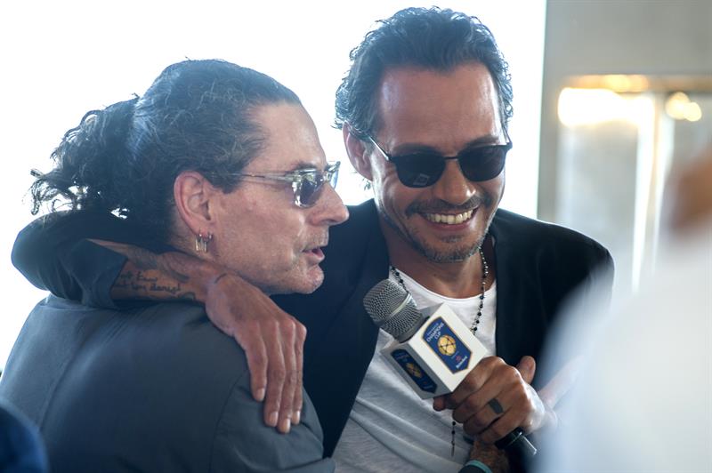 El cantante neoyorquino de origen puertorriqueño Marc Anthony (d) fue registrado este miércoles junto al productor musical David Saltz, durante una rueda de prensa, en el Museo de Arte Pérez (PAMM), en Miami (Florida, EE.UU.). EFE