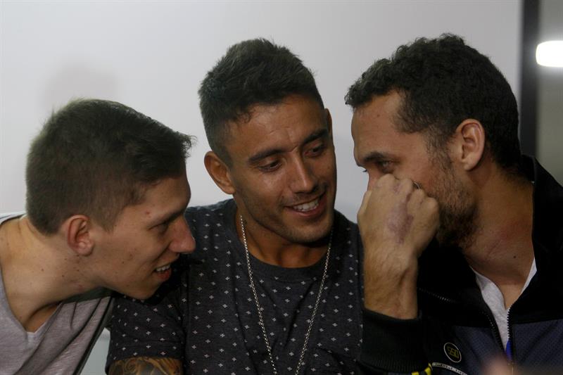 Ruschel (c) y Jackson Follmann (i) conversan el 8 de mayo de 2017, durante una rueda de prensa en Medellín (Colombia), antes del partido de vuelta de la final de la Recopa Sudamericana contra Atlético Nacional. EFE