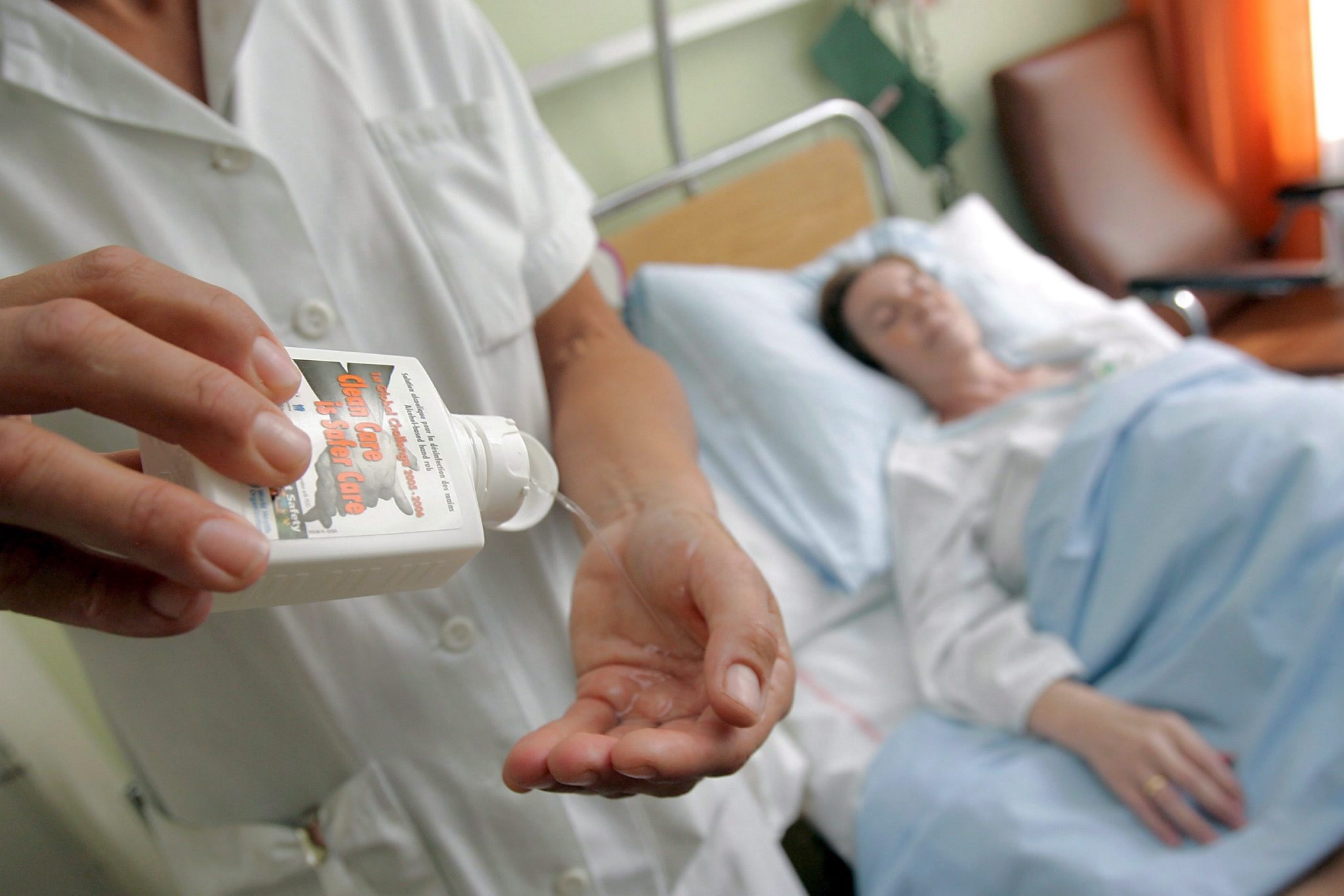Un doctor se lava las manos antes de atender a un paciente en Ginebra, Suiza. EFE