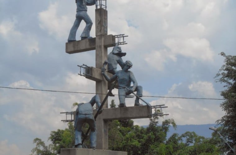Monumental obra escultórica del escultor y pintor panameño Justo Arosemena Lacayo, titulada “LOS OBREROS”. Foto tomada de: http//esculturasdecoombia.blogspot.com/2014/02/justoarosemenalacayo.html