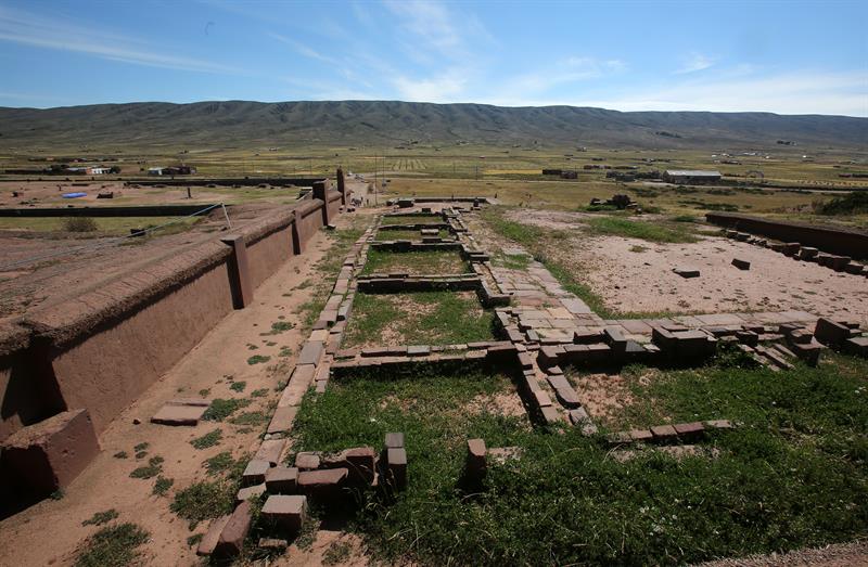 Ruinas de Tiahuanaco, donde se realizan trabajos de preservación y conservación en el sitio, a 760 kilómetros de La Paz (Bolivia).  EFE
