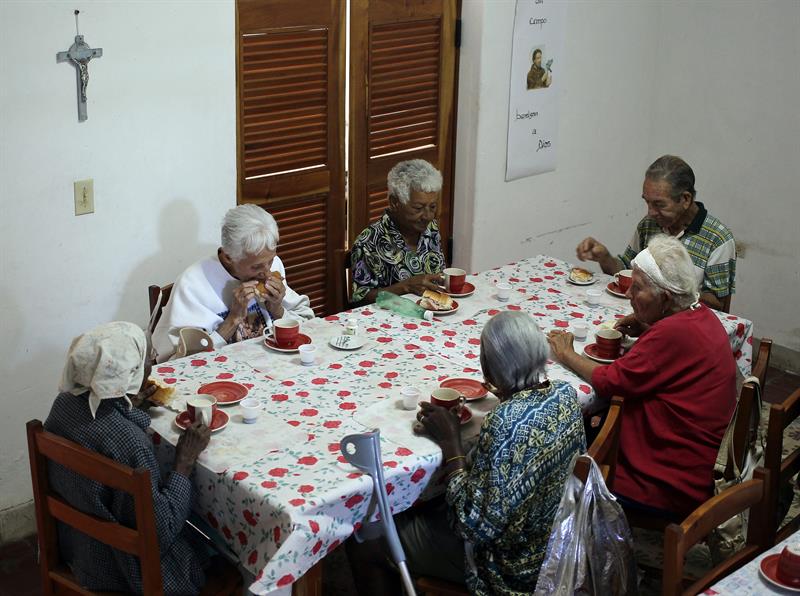 El 19,4% de los cubanos ha cumplido ya los 60 años, una muestra del envejecimiento demográfico "relativamente acelerado" de la isla, cuya población es de 11.239.004 habitantes, de acuerdo con datos de la Oficina Nacional de Estadísticas. EFE/Archivo