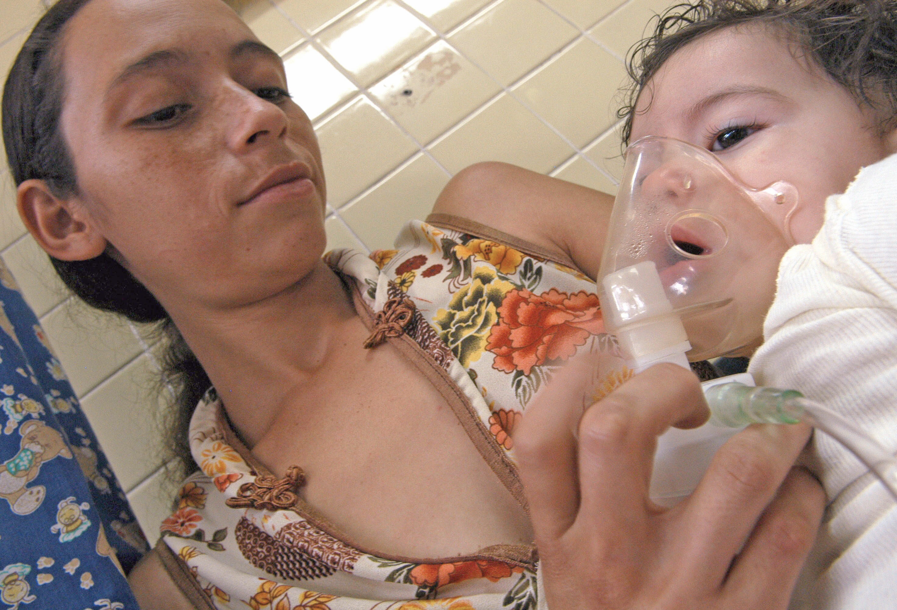 Durante un ataque de asma, el revestimiento de los bronquios se inflama, lo que provoca un estrechamiento de las vías respiratorias y una disminución del flujo de aire que entra y sale de los pulmones. EFE