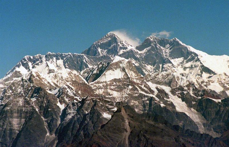Imagen de archivo tomada el 29 de noviembre de 1996 que muestra el Monte Everest en la cordillera del Himalaya (Nepal) hoy, 22 de mayo de 2017. EFE