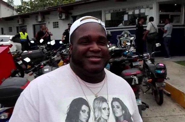 El artista mantuvo su buen humor durante todo el rato que estuvo en la subestación.  /  Foto: Jesús Simmons