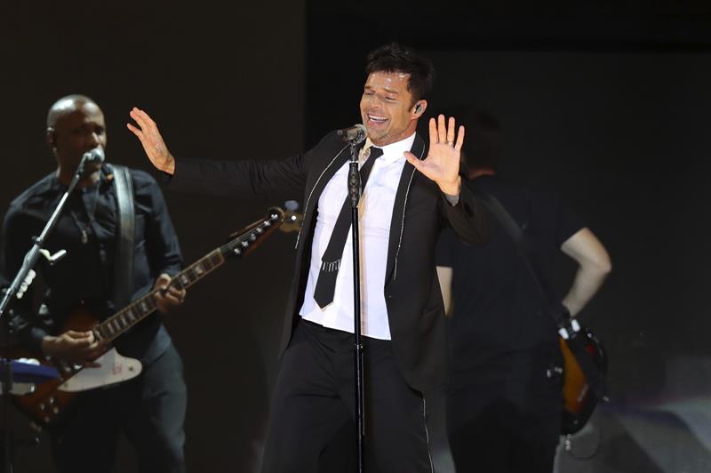 El cantante puertorriqueño Ricky Martin en su concierto de hoy en el WiZink Center de Madrid, con el que comienza la gira "One World Tour", que lo llevará por 13 ciudades españolas y en el que tocará su último disco, "A quien quiera escuchar". /  EFE