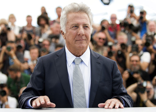 Dustin Hoffman cumple 80 años este verano y su pelo, aún abundante, es mayormente blanco.  /  Foto: AP