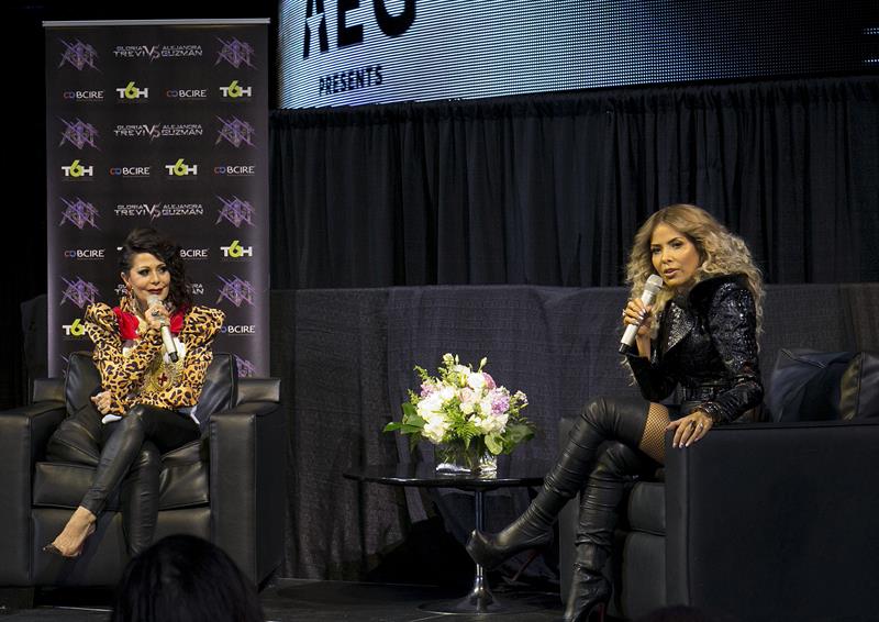 Las reinas del pop en español y el rock mexicano Gloria Trevi (d) y Alejandra Guzmán, respectivamente, durante la conferencia de prensa que han ofrecido en el Staples Center de Los Ángeles. EFE