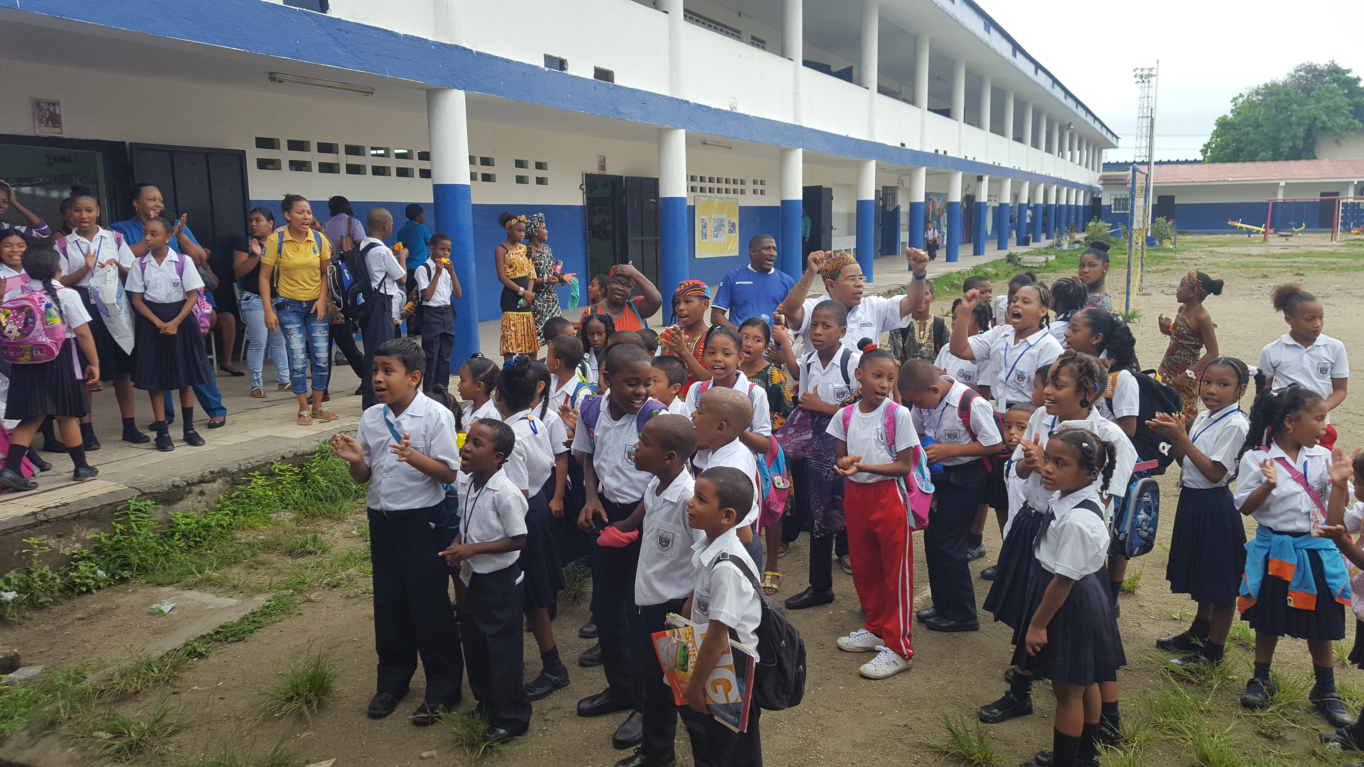 Estudiantes y docentes protestan por falta de agua en escuela | Critica
