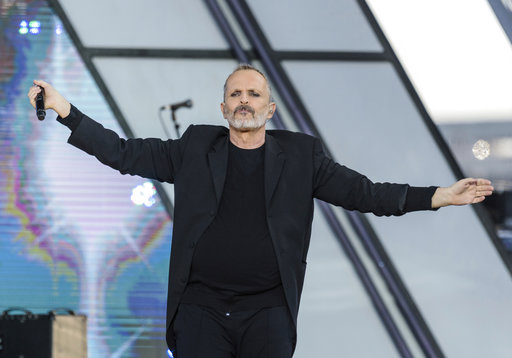 En esta foto del 15 de octubre del 2016, Miguel Bosé canta en el concierto "RiseUp As One" en el Cross Border Xpress en San Diego. Bosé, quien celebra sus 40 años de trayectoria, actualmente está de gira por Latinoamérica y España. /  Foto: AP