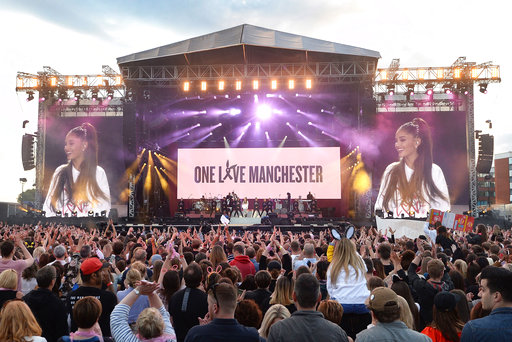 Ariana Grande regresó al escenario para cantar las letras de Fergie en el éxito de los Black Eyed Peas "¿Dónde está el amor?.  /  Foto: AP